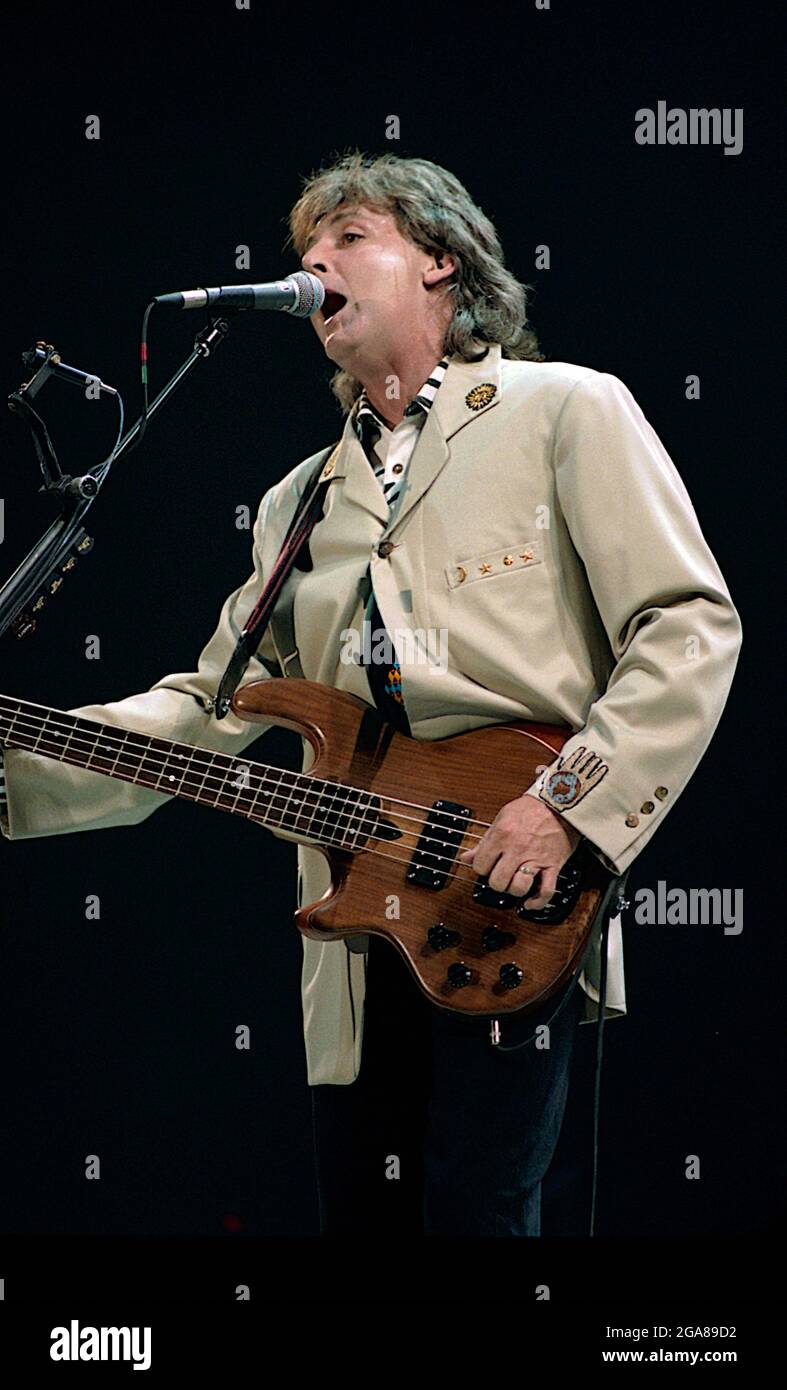 Paul mccartney 1990 concert hi-res stock photography and