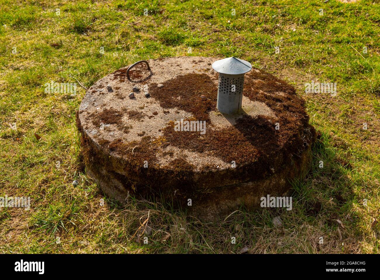 Mossy concrete lid on a well Stock Photo - Alamy