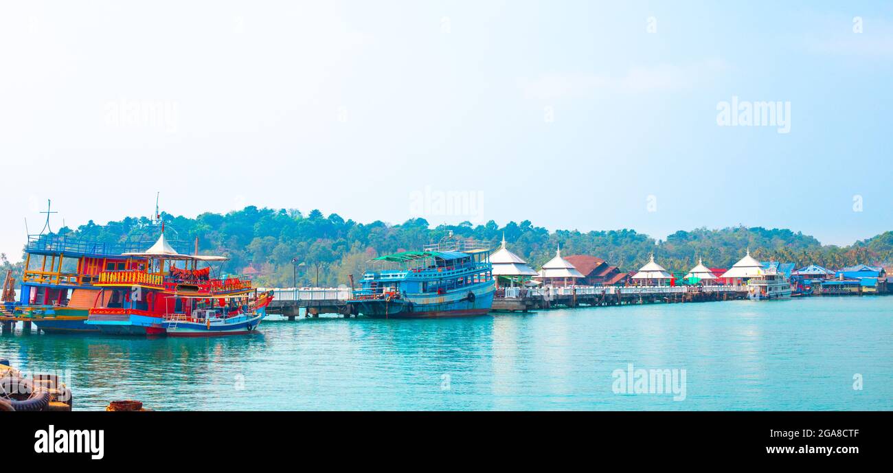 Fishing and pleasure boats moored to the pier on the sea. Travel and tourism in Thailand. Stock Photo