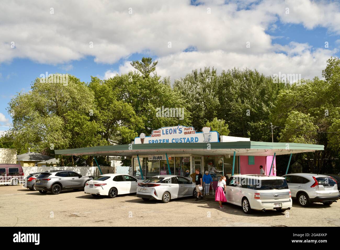 Cars and other vehicles parked at Leon's Frozen Custard, where customers eat custard and fast food in vehicles after orders placed, Oshkosh, WI, USA Stock Photo