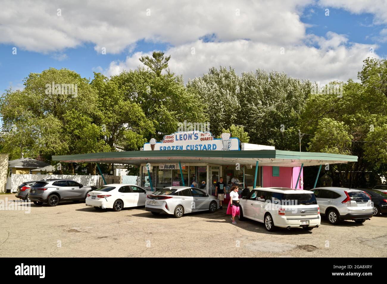 Cars and other vehicles parked at Leon's Frozen Custard, where customers eat custard and fast food in vehicles after orders placed, Oshkosh, WI, USA Stock Photo