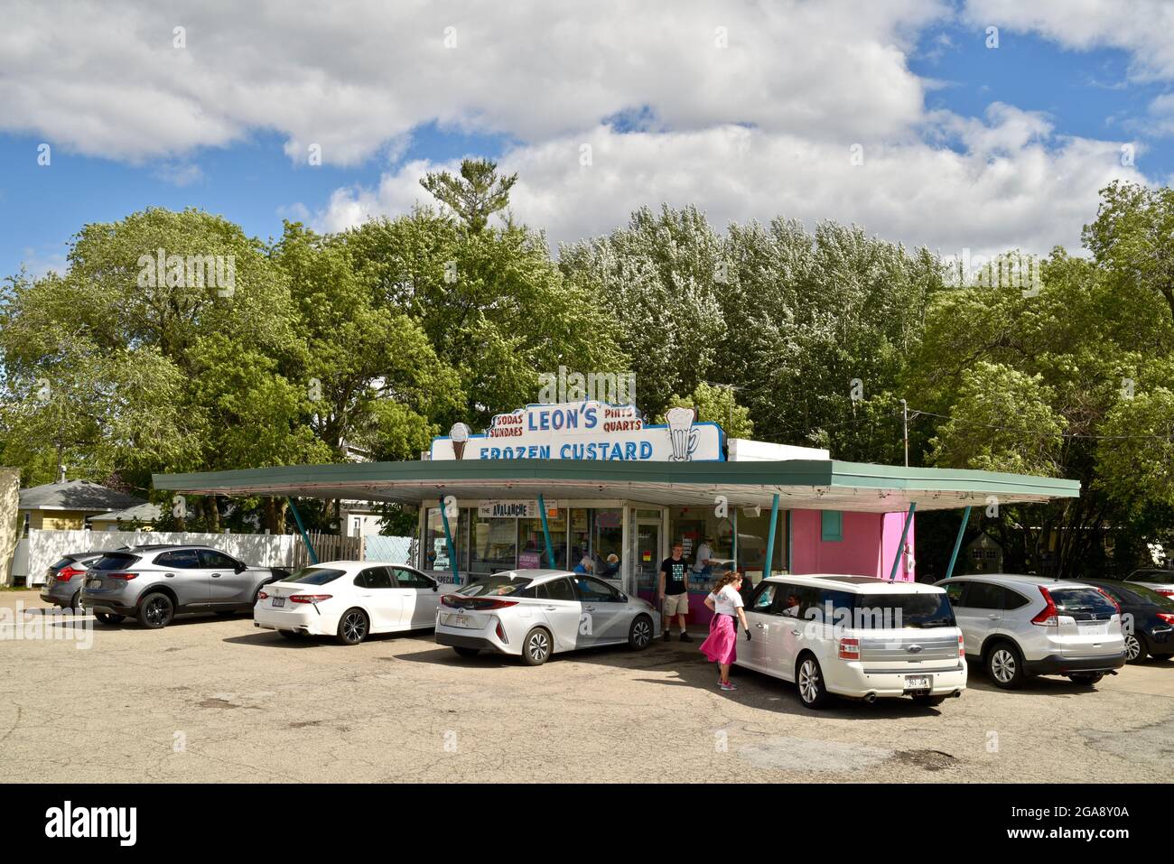 Cars and other vehicles parked at Leon's Frozen Custard, where customers eat custard and fast food in vehicles after orders placed, Oshkosh, WI, USA Stock Photo