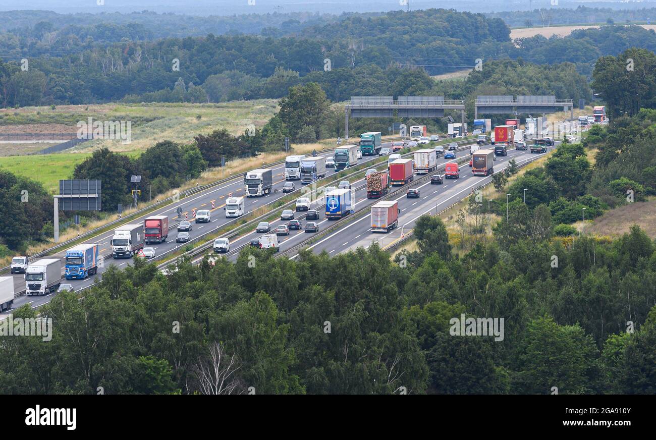 Dresden, Germany. 28th July, 2021. Cars and lorries are driving along motorway 4 at the Dresden Airport exit. Credit: Robert Michael/dpa-Zentralbild/dpa/Alamy Live News Stock Photo