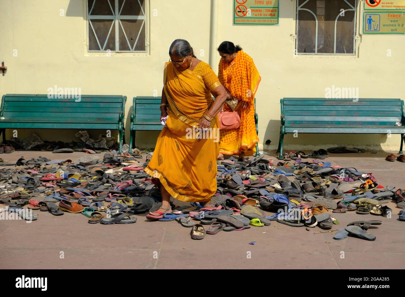 India Rajasthan Jaipur -  Amber Palace entrance shoe chaos Stock Photo