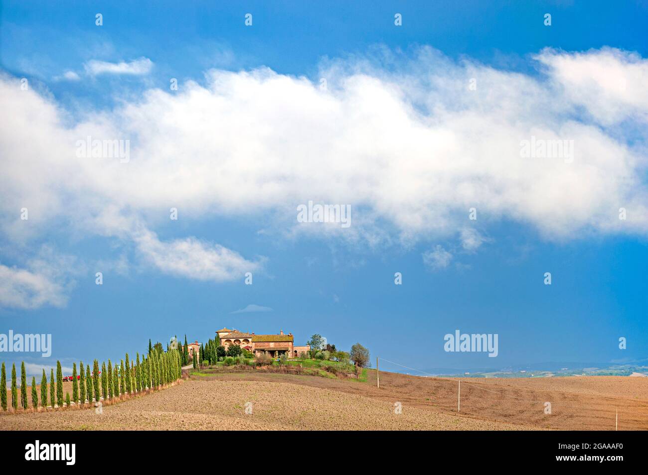 Tuscan farm house atop a small hill Stock Photo - Alamy