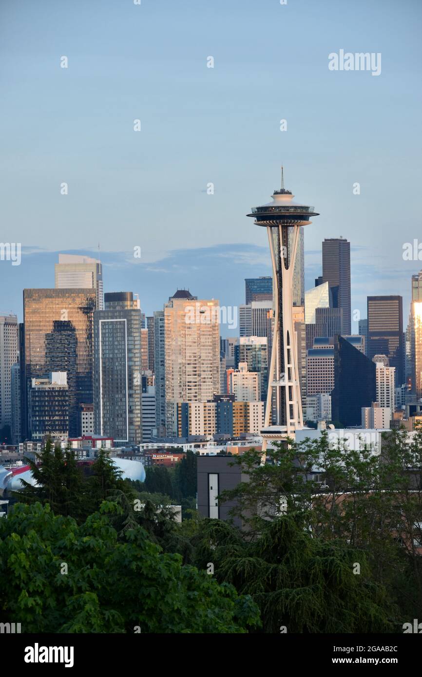 The Seattle skyline seen from Kerry Park at sunset Stock Photo - Alamy