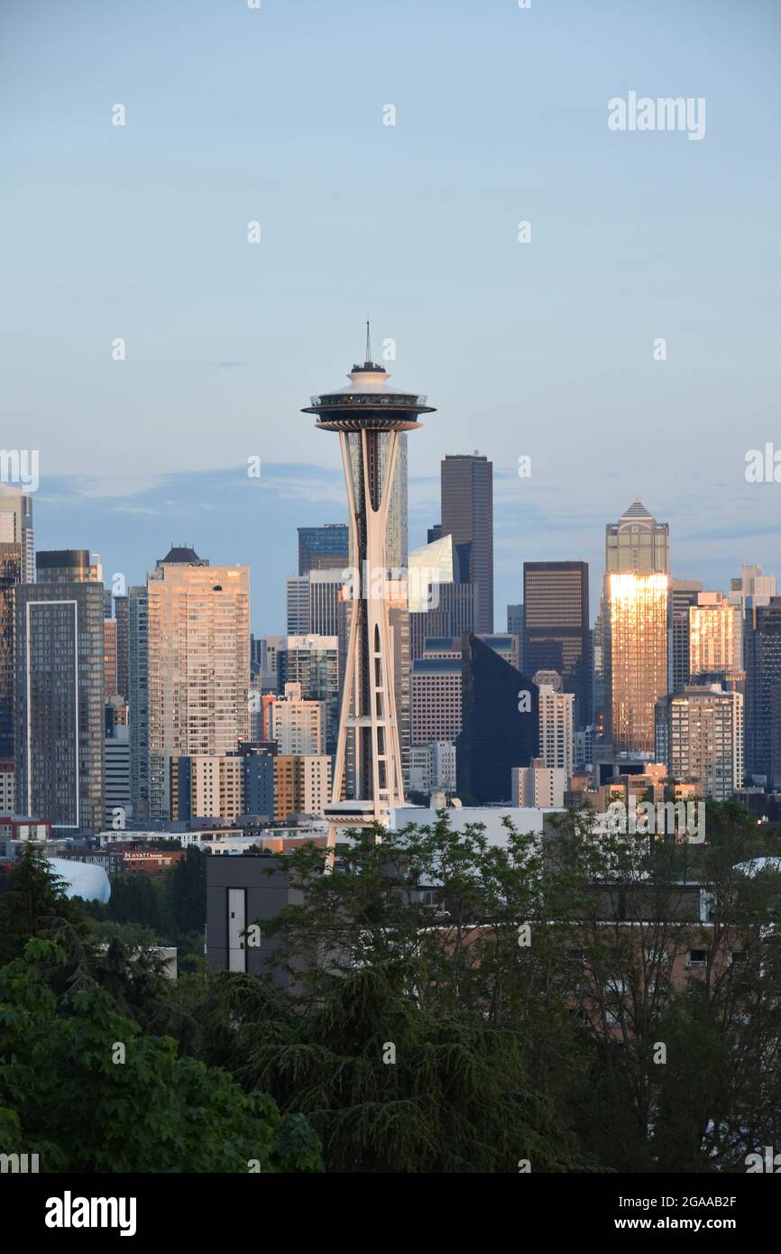 The Seattle skyline seen from Kerry Park at sunset Stock Photo - Alamy