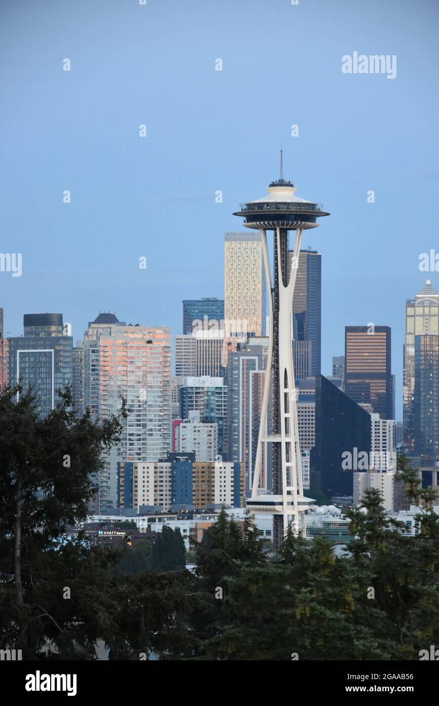 The Seattle skyline seen from Kerry Park at sunset Stock Photo - Alamy