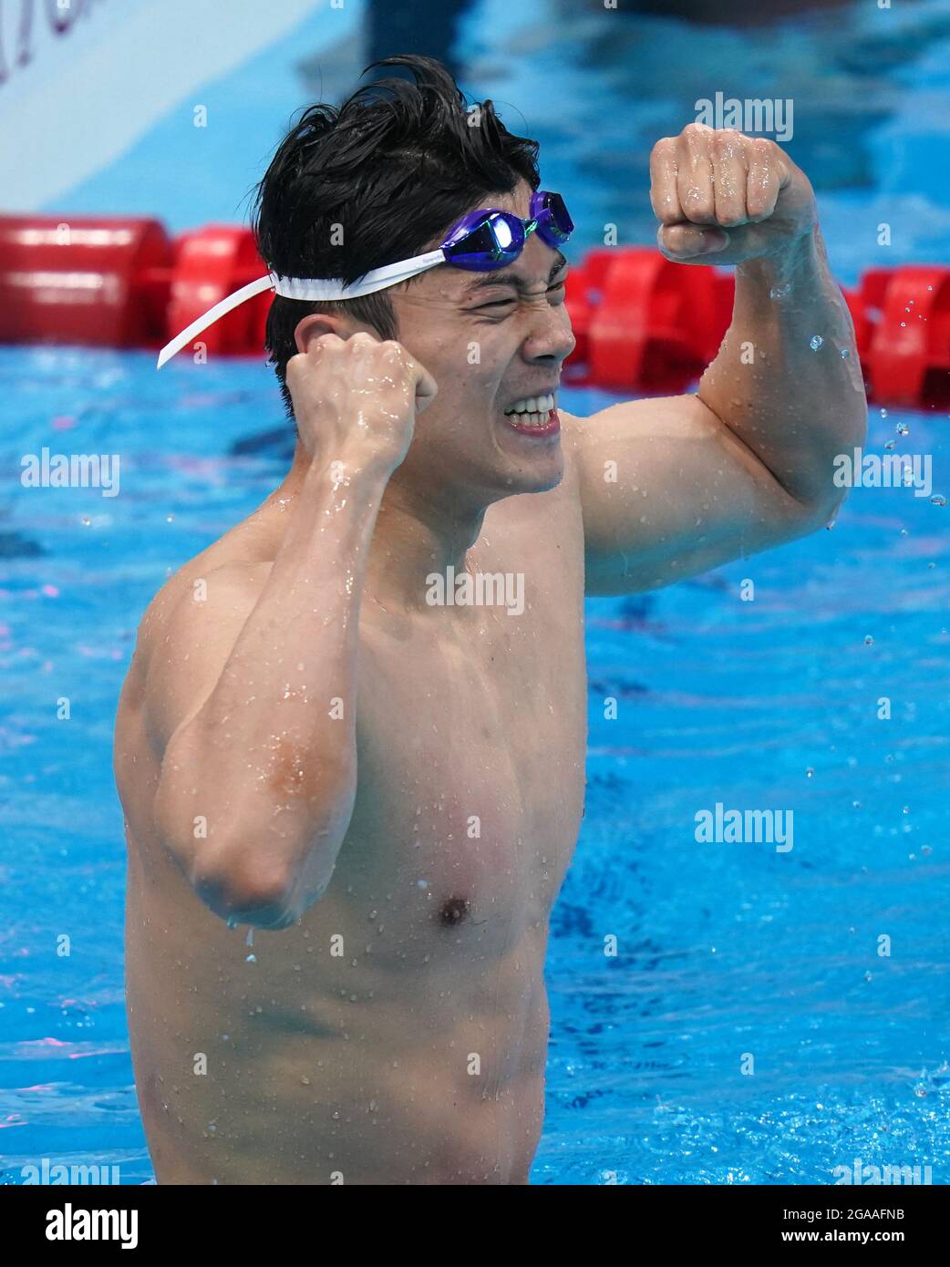 China's Shun Wang celebrates gold in the Men's 200m Individual Medley ...