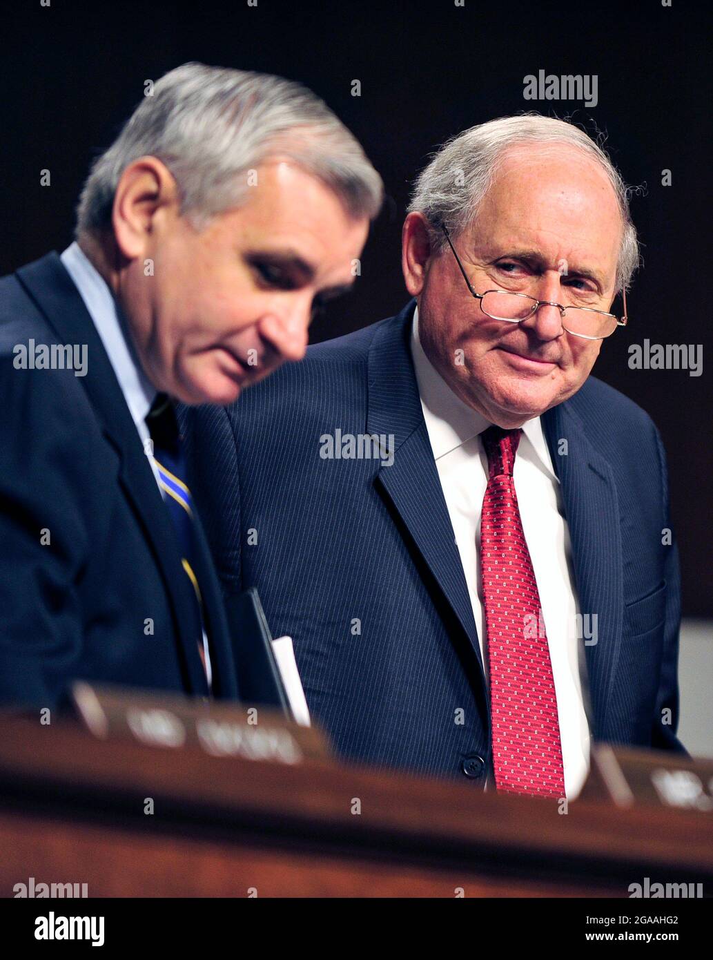 Washington, Vereinigte Staaten. 29th June, 2010. United States Senators Jack Reed (Democrat of Rhode Island), left, and Carl Levin (Democrat of Michigan), right, share some thoughts during the confirmation hearing for General David H. Petraeus, U.S. Army, before the United States Senate Armed Services Committee hearing on his nomination to be commander of the International Security Assistance Force and commander of the United States Forces in Afghanistan in Washington, DC on Tuesday, June 29, 2010.Credit: Ron Sachs/CNP/dpa/Alamy Live News Stock Photo