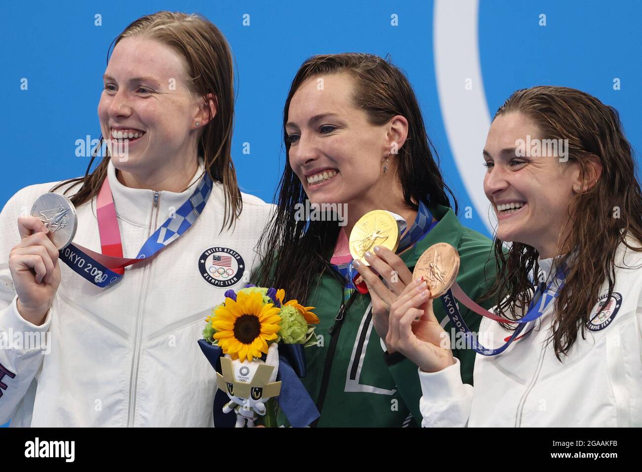 Tokio, Japan. 30th July, 2021. Swimming: Olympics, women, 200m breaststroke, final at Tokyo Aquatics Centre. Tatjana Schoenmaker (M) from South Africa with gold medal next to Lilly King (l) from USA with silver medal and Annie Lazor from USA with bronze medal at the award ceremony. Credit: Oliver Weiken/dpa/Alamy Live News Stock Photo