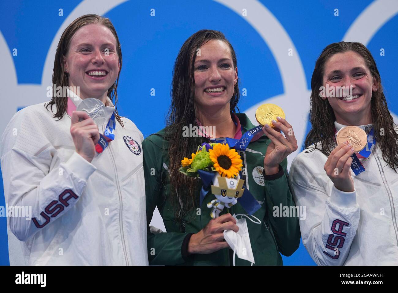 Tokyo, Japan. 30th July, 2021. Gold medalist Tatjana Schoenmaker (C) of South Africa, silver medalist Lilly King (L) and bronze medalist Annie Lazor of the United States pose for photos during the awarding ceremony for the women's 200m breaststroke final of swimming at the Tokyo 2020 Olympic Games in Tokyo, Japan, July 30, 2021. Credit: Xu Chang/Xinhua/Alamy Live News Stock Photo