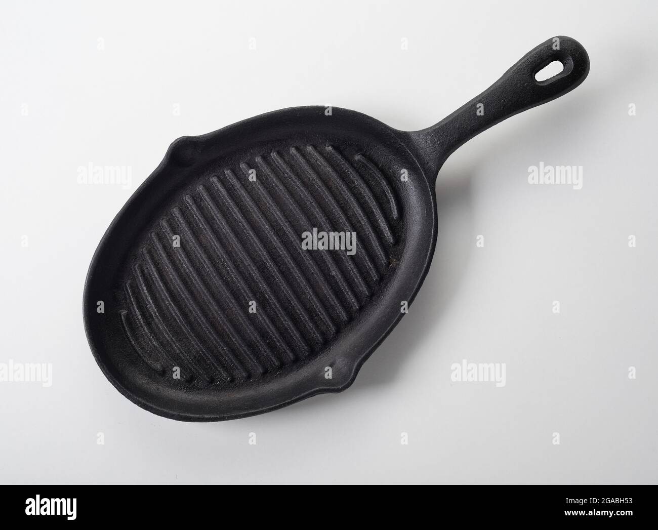 https://c8.alamy.com/comp/2GABH53/from-above-of-empty-clean-oval-shaped-black-iron-cast-grill-skillet-on-white-background-2GABH53.jpg