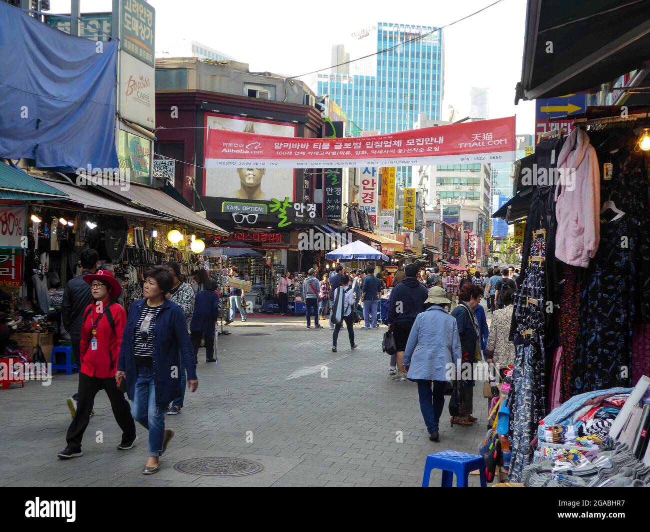 SEOUL, KOREA, SOUTH - Jul 20, 2017: The street life in Seoul, Gangnam ...