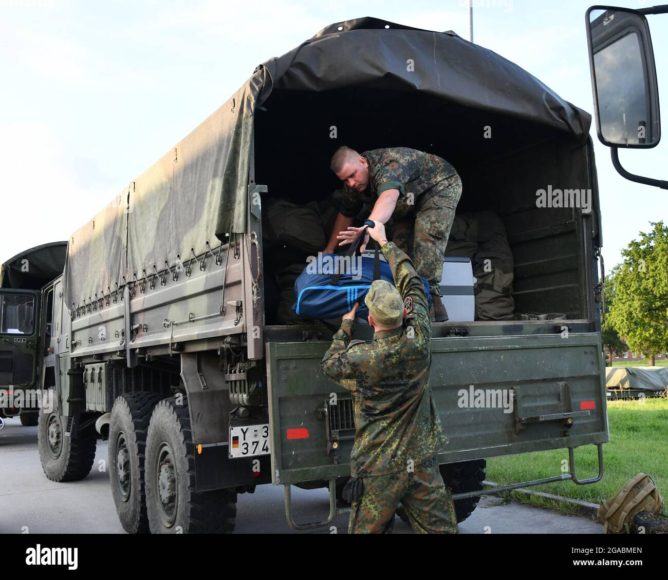 Havelberg, Germany. 30th July, 2021. Soldiers load their personal belongings onto the vehicles. 120 Havelberg Bundeswehr pioneers are deployed to Rhineland-Palatinate. The soldiers begin their deployment in the disaster area near Ahrweiler on 31 July. Credit: Bernd Settnik/dpa/Alamy Live News Stock Photo