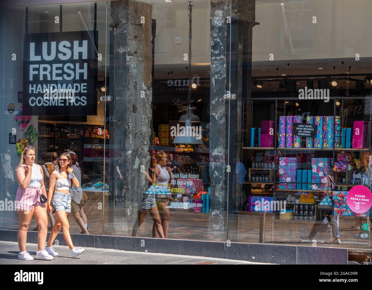 lush cosmetics shop, lush high street store, lush cosmetics and soap high street retail outlet