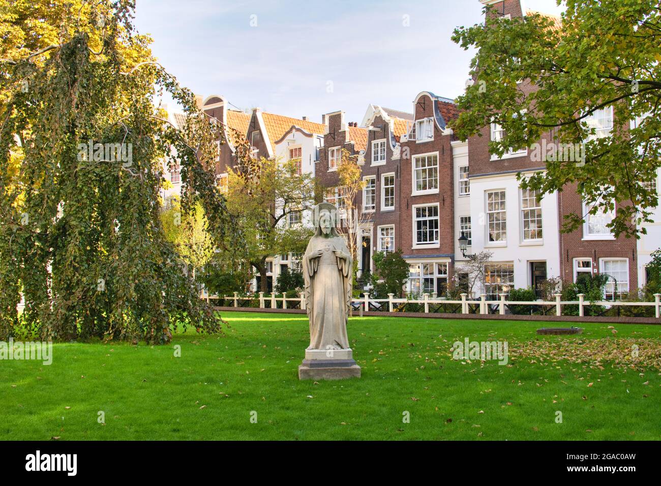 Begijnhof In Amsterdam Statue Hi res Stock Photography And Images Alamy begijnhof-in-amsterdam-statue-hi-res-stock-photography-and-images-alamy