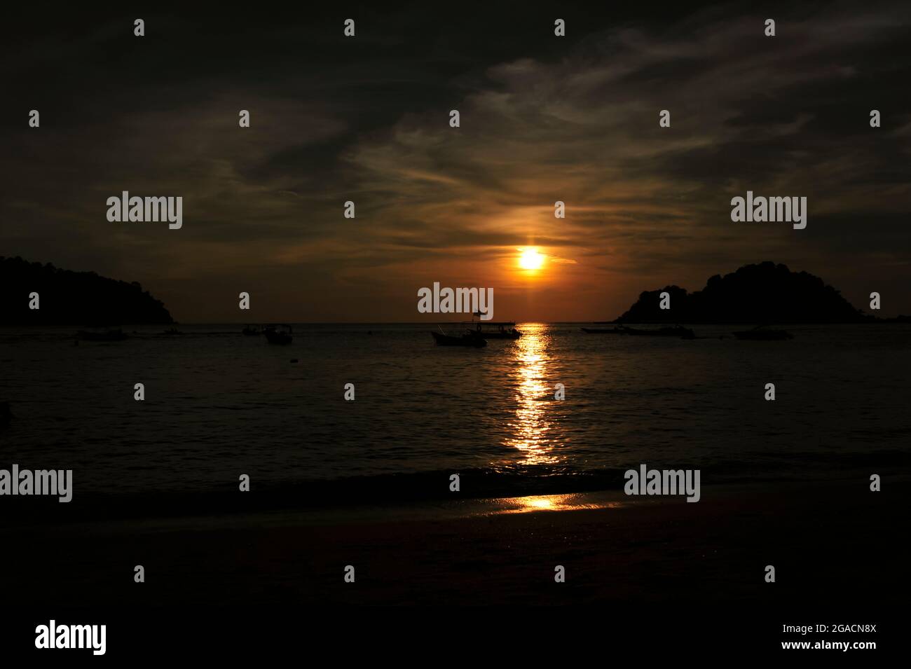 Spectacular sunset boats in sea hi-res stock photography and images - Alamy