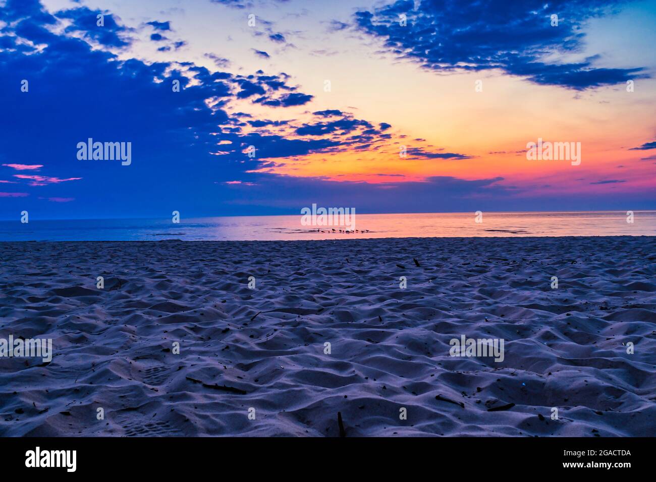 Pink cloud sunset over ocean hi-res stock photography and images - Alamy