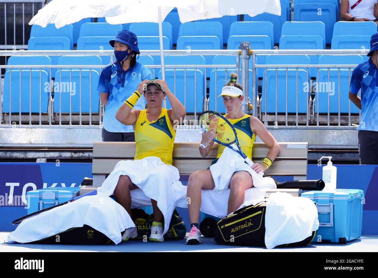 Tokyo, Japan, 28 July, 2021. Barty and Sanders take a break in the blistering heat during the Women's Doubles Tennis Quarter Final match between Ash Barty and Storm Sanders of Australia and Barbora Krejcikova and Katerina Siniakova of Czech Republic on Day 5 of the 2020 Tokyo Olympics Games. Credit: Dave Hewison/Speed Media/Alamy Live News Tokyo 2020 Olympic Games at Ariake Tennis Park on July 28, 2021 in Tokyo, Japan. (Photo by Pete Dovgan/Speed Media/Alamy Live News) Stock Photo