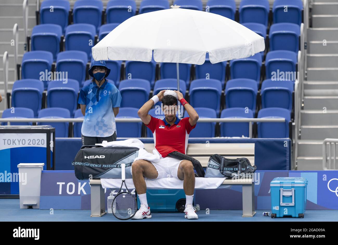 Tokyo Tokio, 30.07.2021, Japan, Olympic Games DJOKOVIC Novak muss sich erfrischen  DJOKOVIC Novak (SRB) vs ZVEREV Alexander (GER) Tennis Halbfinale Men's Singles Semifinal Olympische Spiele, 2020 2021 Foto: Moritz Müller Only for Editorial use  Copyright (nur für journalistische Zwecke) by :  Moritz Müller, Wilhelm-Raabe-Str.18, 40470 Düsseldorf. Tel. 0211-13954918. Mb.: 0176-81034275; Honorar zzgl. 7%UmSt. + Belegexemplar; Commerzbank, Konto: 3813045, BLZ: 30040000; IBAN: DE49 3004 0000 0381 3045 00; Finanzamt Düsseldorf-Nord, Steuernummer: 105/5193/1677 Stock Photo