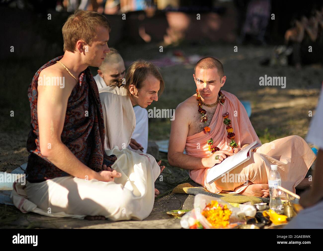 Ukraine Kiev 5 2020 : Krishnaites Caminham Pela Rua Cantando E Dançando. Hare  Krishna Krishnaist Religioso Ucrainista Imagem Editorial - Imagem de  pregadores, krishna: 185924935