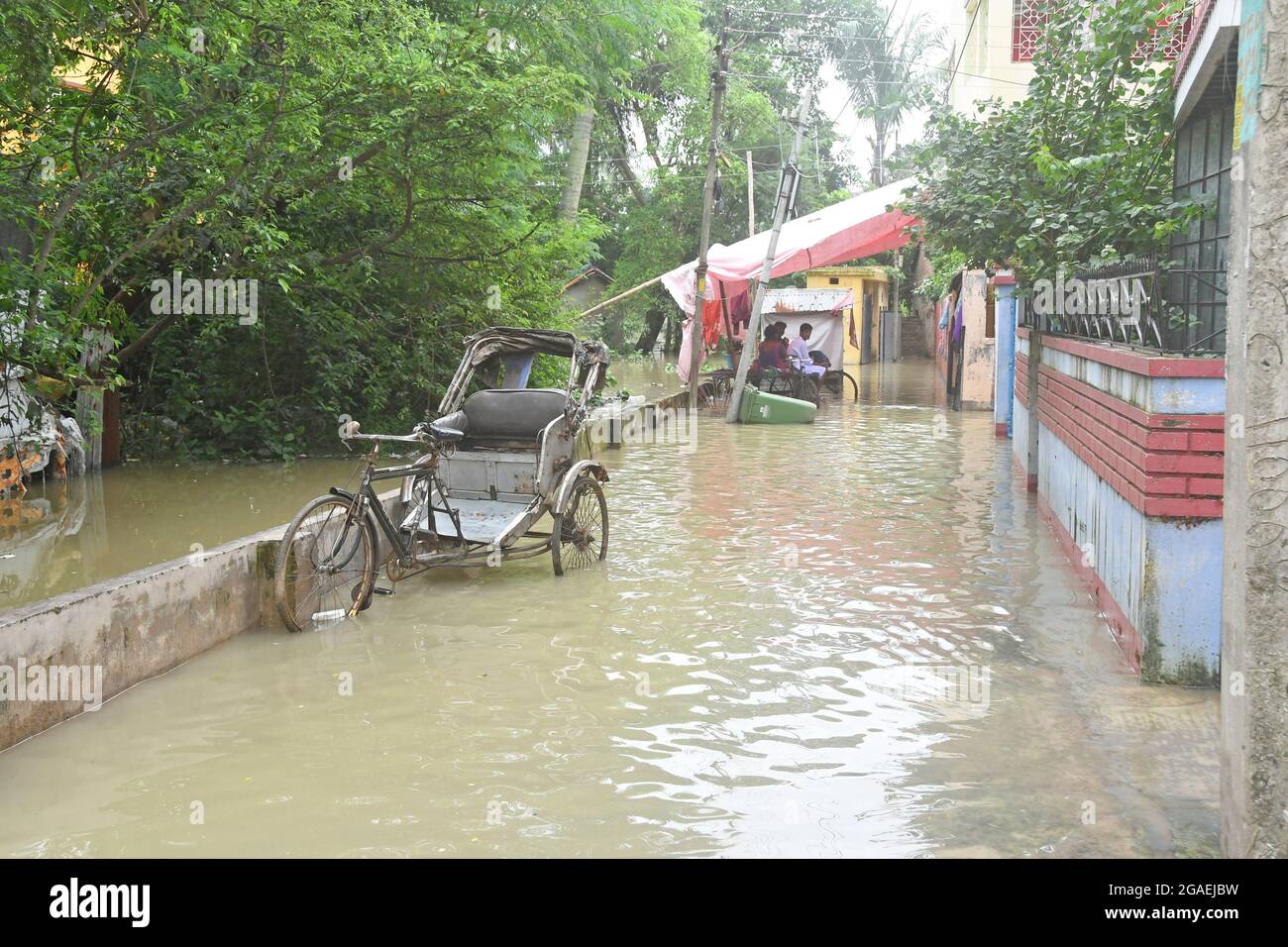 Burdwan, West Bengal / India : In Burdwan civic town areas uncountable houses are inundated after the flood water gushed in during the last 48 hours. Stock Photo