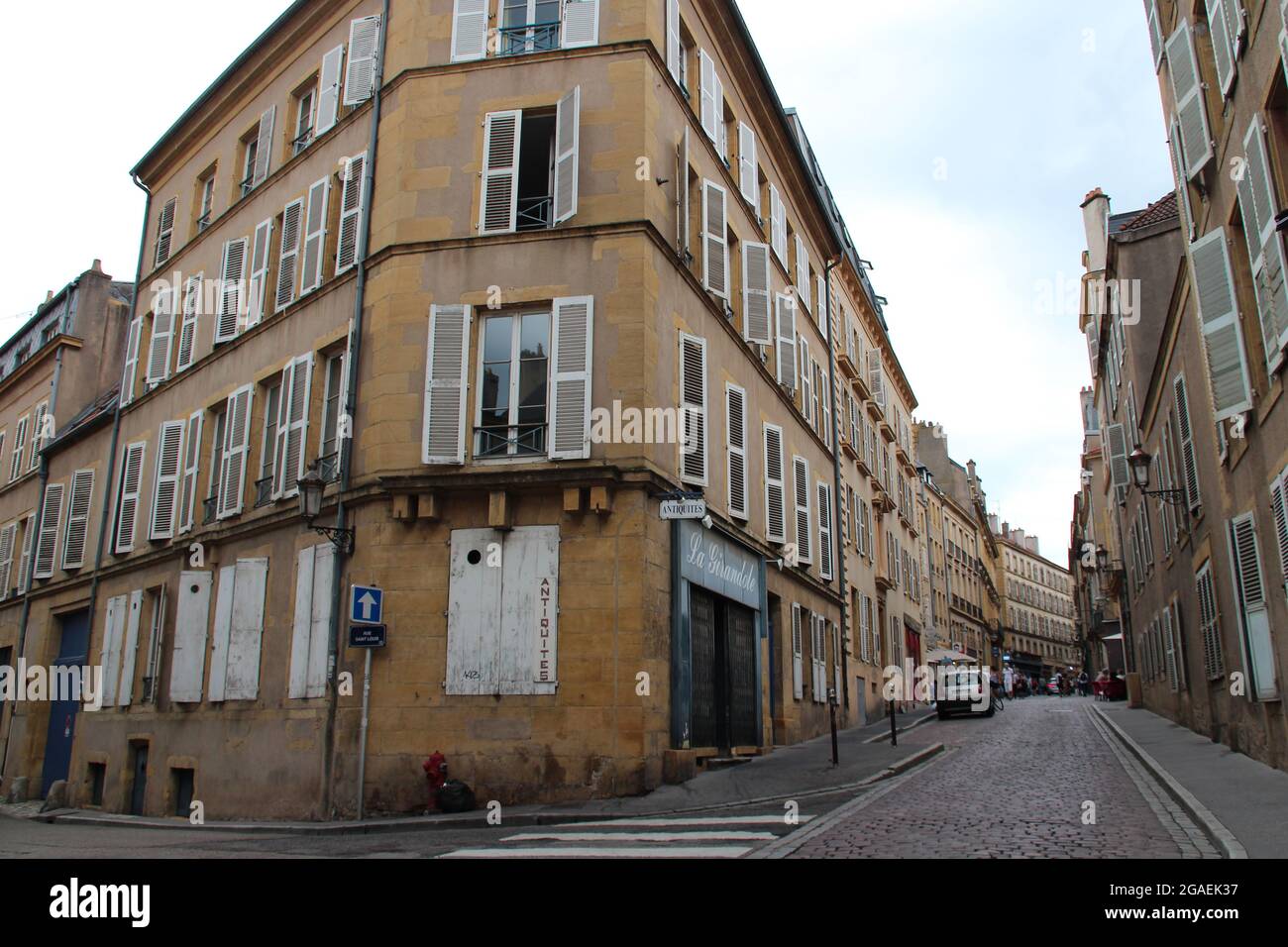 ancient flat buildings in metz in lorraine (france Stock Photo Alamy