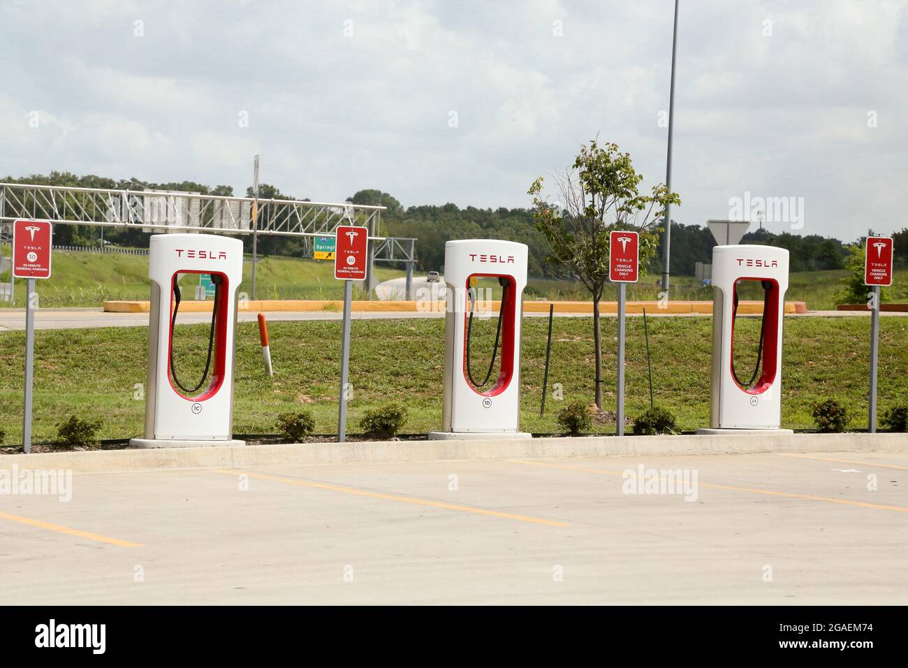Usa 27th July 21 In Southern Missouri Off An I 40 Highway Ramp At A Kum Go Gas Station Is A Tesla Supercharger Station Shown Here On July 27 21 Tesla Owns