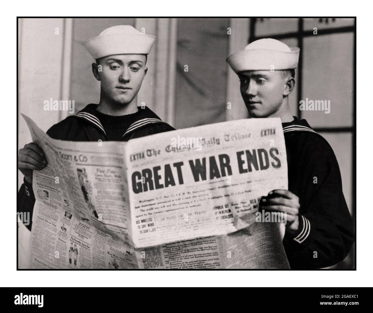 'GREAT WAR ENDS' WW1 Propaganda Image 1918 USA of two unidentified sailors holding copy of the Chicago Daily Tribune with the headline 'Great War Ends'] . Kiriacopulos, Theodore, photographer  [1918]   United States.--Navy--People--1910-1920.; World War; 1914-1918--Military personnel--American.; Sailors--American--1910-1920.; Military uniforms--American--1910-1920.; Newspapers--1910-1920. Stock Photo