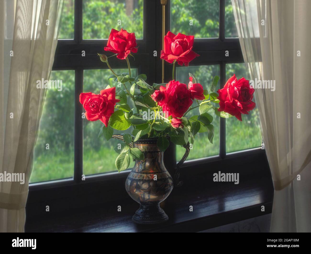 Still life with a luxurious bouquet of garden roses Stock Photo - Alamy