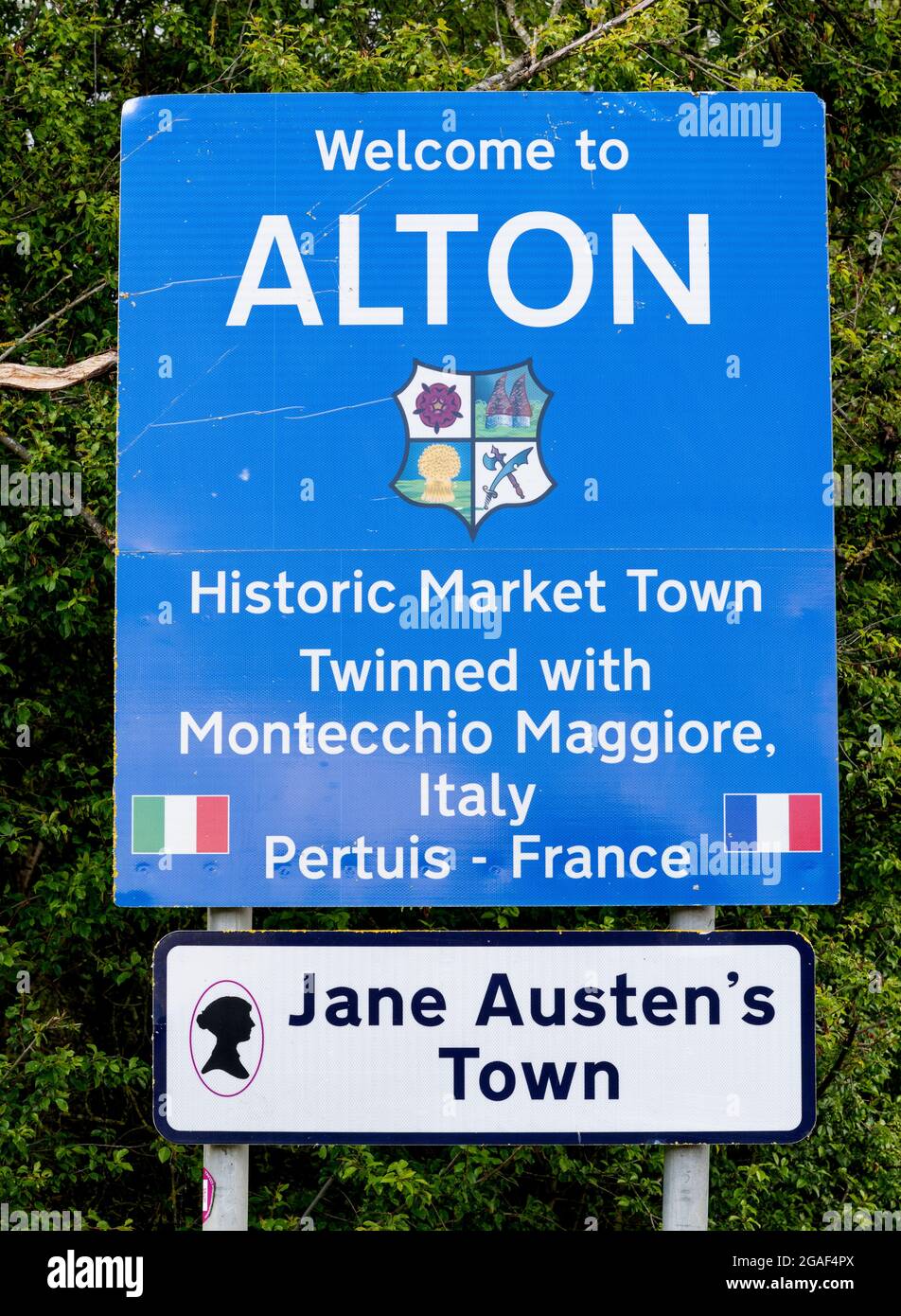 Welcome to Alton sign, Alton, Hampshire, England, UK - historic market town twined with Montecchio Maggiore, Italy and Pertuis, France Stock Photo