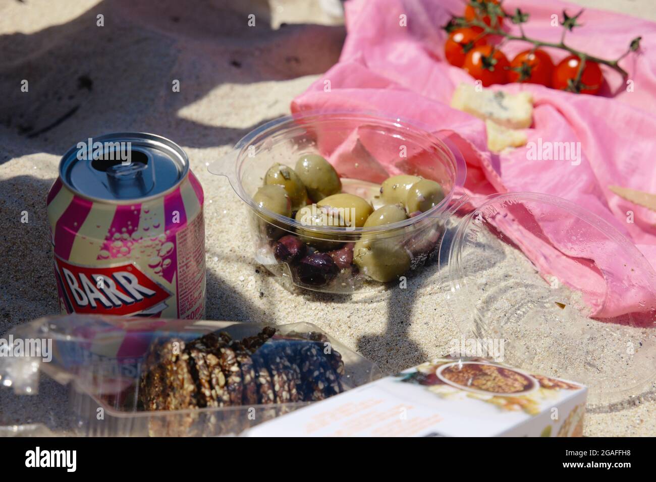 A picnic lunch on the beach at New Grimsby, Tresco island, Isles of Scilly, Cornwall, England, UK, July 2021 Stock Photo