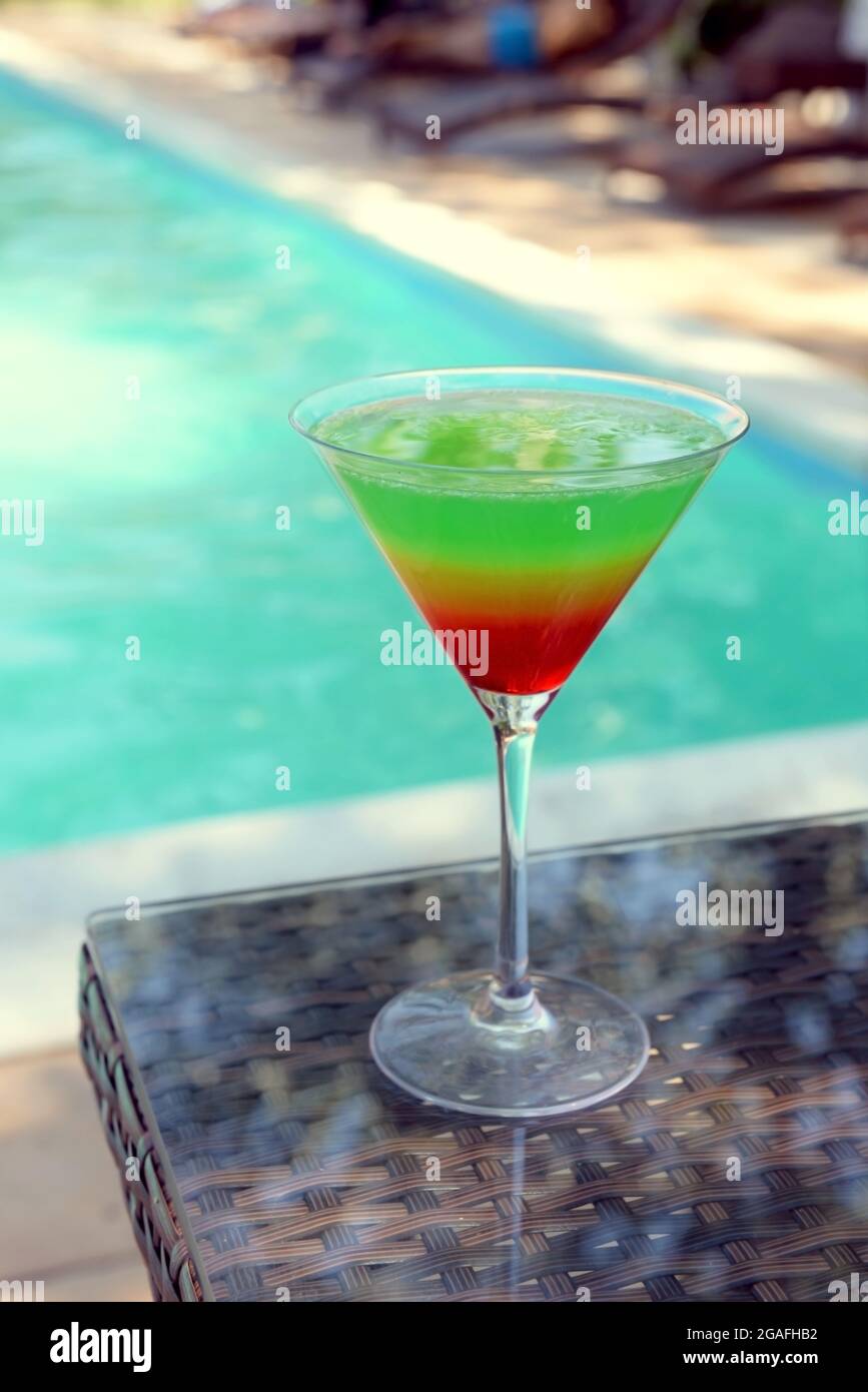 Cocktail on swimming pool background Stock Photo - Alamy