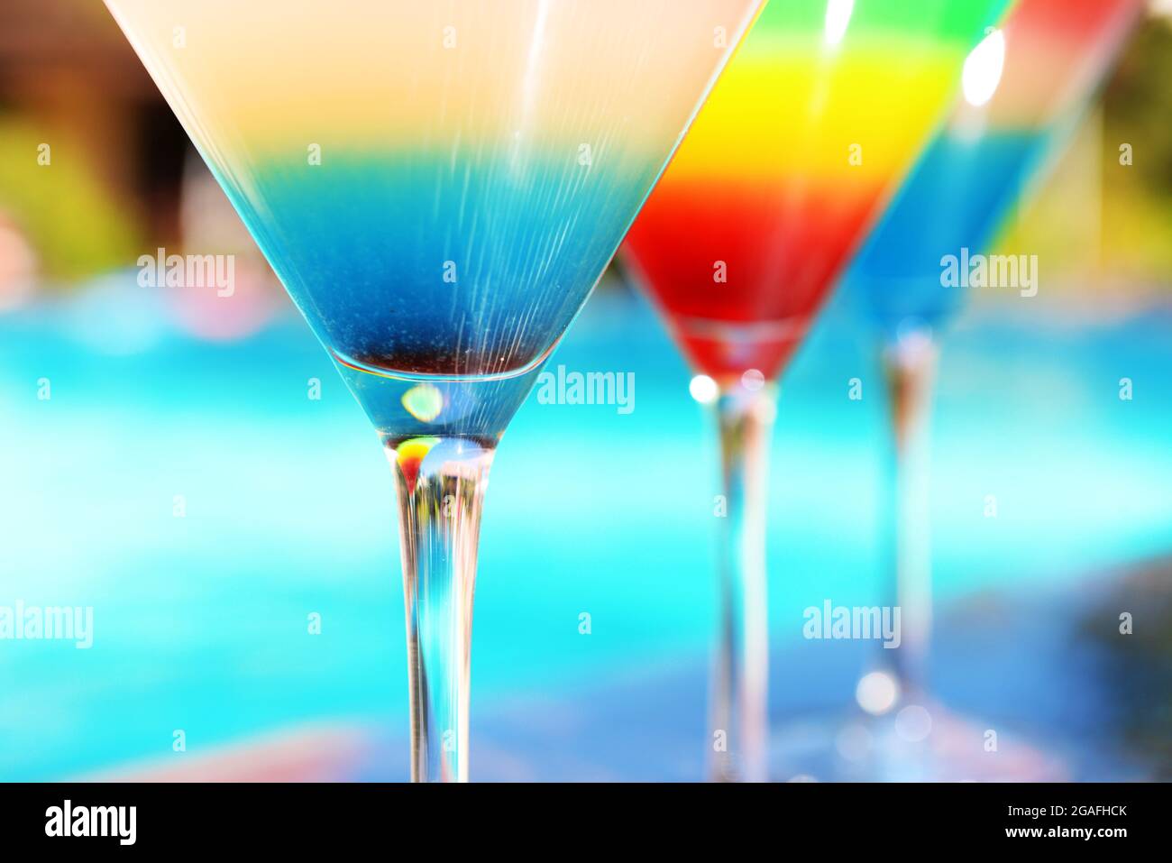 Cocktail on swimming pool background Stock Photo - Alamy