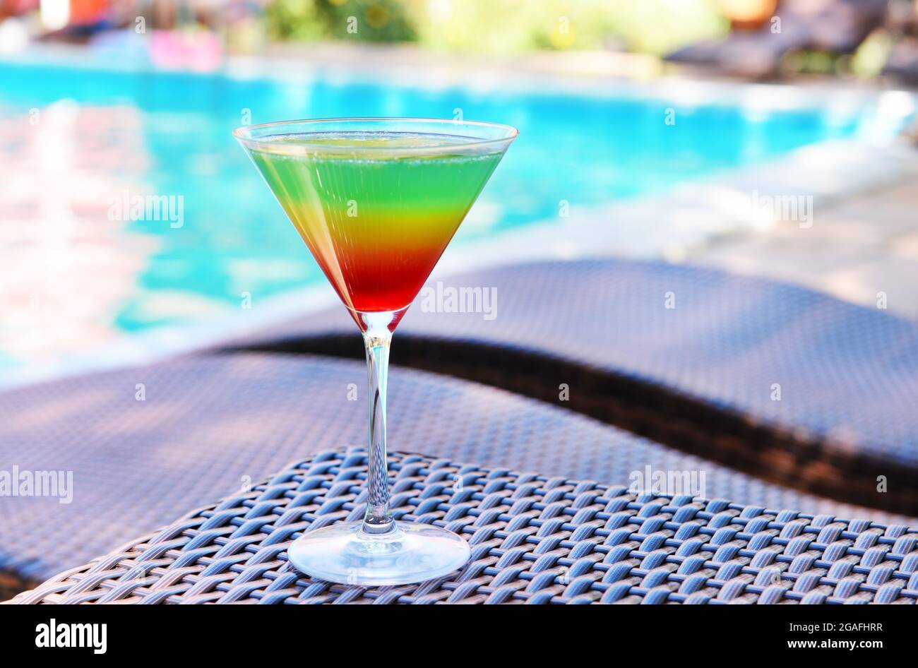 Cocktail on swimming pool background Stock Photo - Alamy