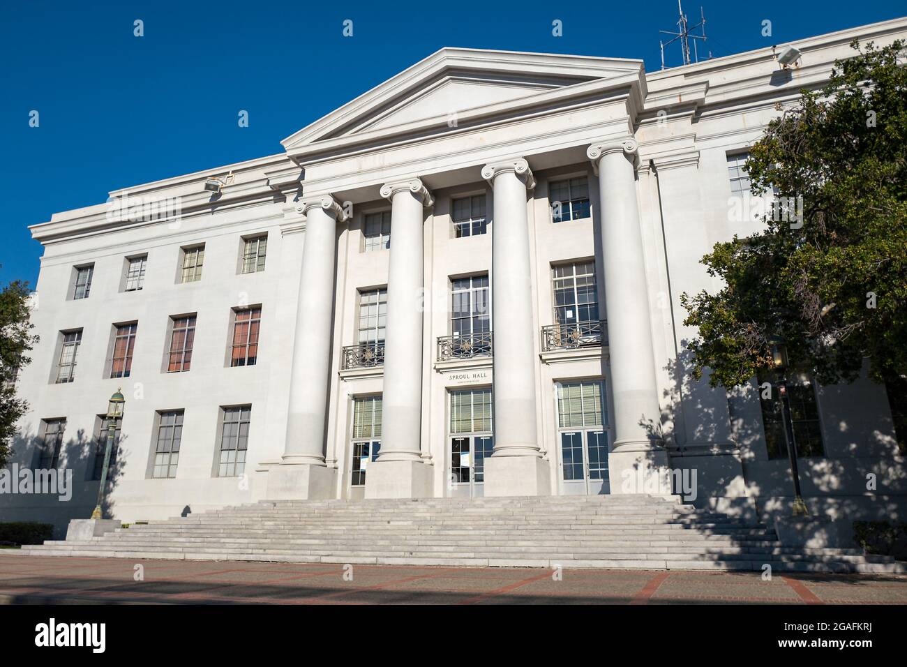 USA. 06th Oct, 2017. Facade of Sproul Hall, the administrative building at UC Berkeley in Berkeley, California, which is known for being the epicenter of a variety of political protest movements, including the Free Speech movement, Occupy Berkeley, and 1960s protests against the Vietnam War, October 6, 2017. (Photo by Smith Collection/Gado/Sipa USA) Credit: Sipa USA/Alamy Live News Stock Photo