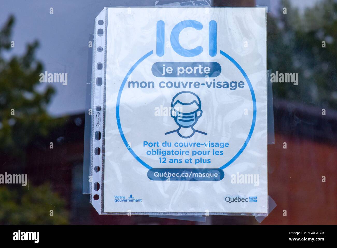 Public Notice in French telling people that face mask is mandatory inside, Covid-19 Pandemic , Montreal, Canada Stock Photo