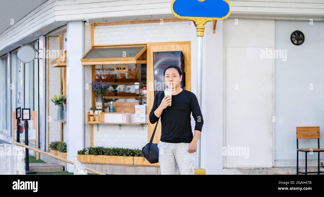 https://c8.alamy.com/comp/2GAH47B/asian-man-in-the-black-t-shirt-holds-the-bubble-ball-ice-milk-tea-in-front-of-the-shop-on-the-outdoor-street-footpath-2GAH47B.jpg