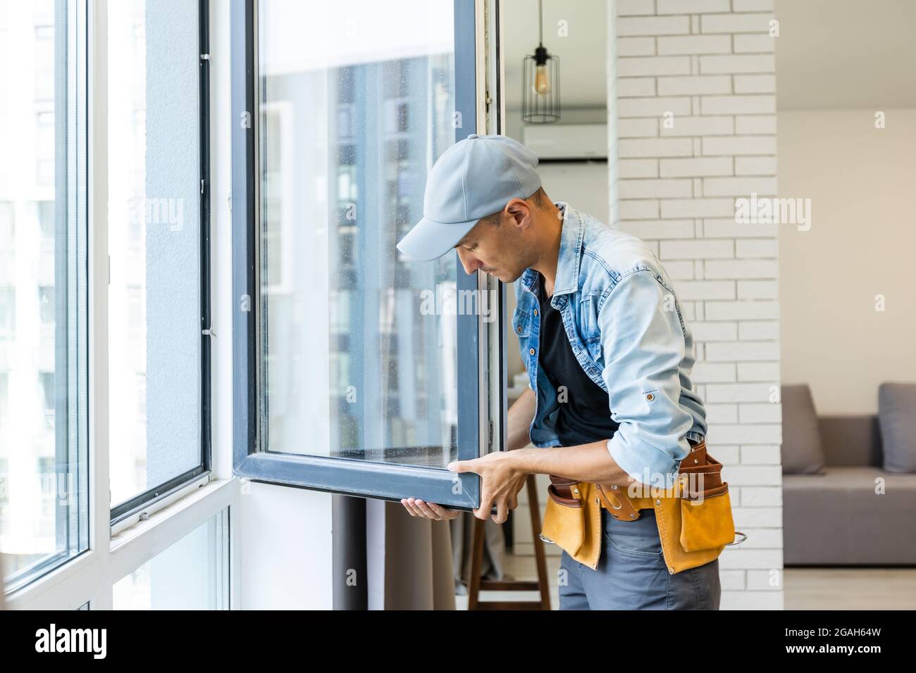 Construction Worker Installing New Windows In House Stock Photo - Alamy