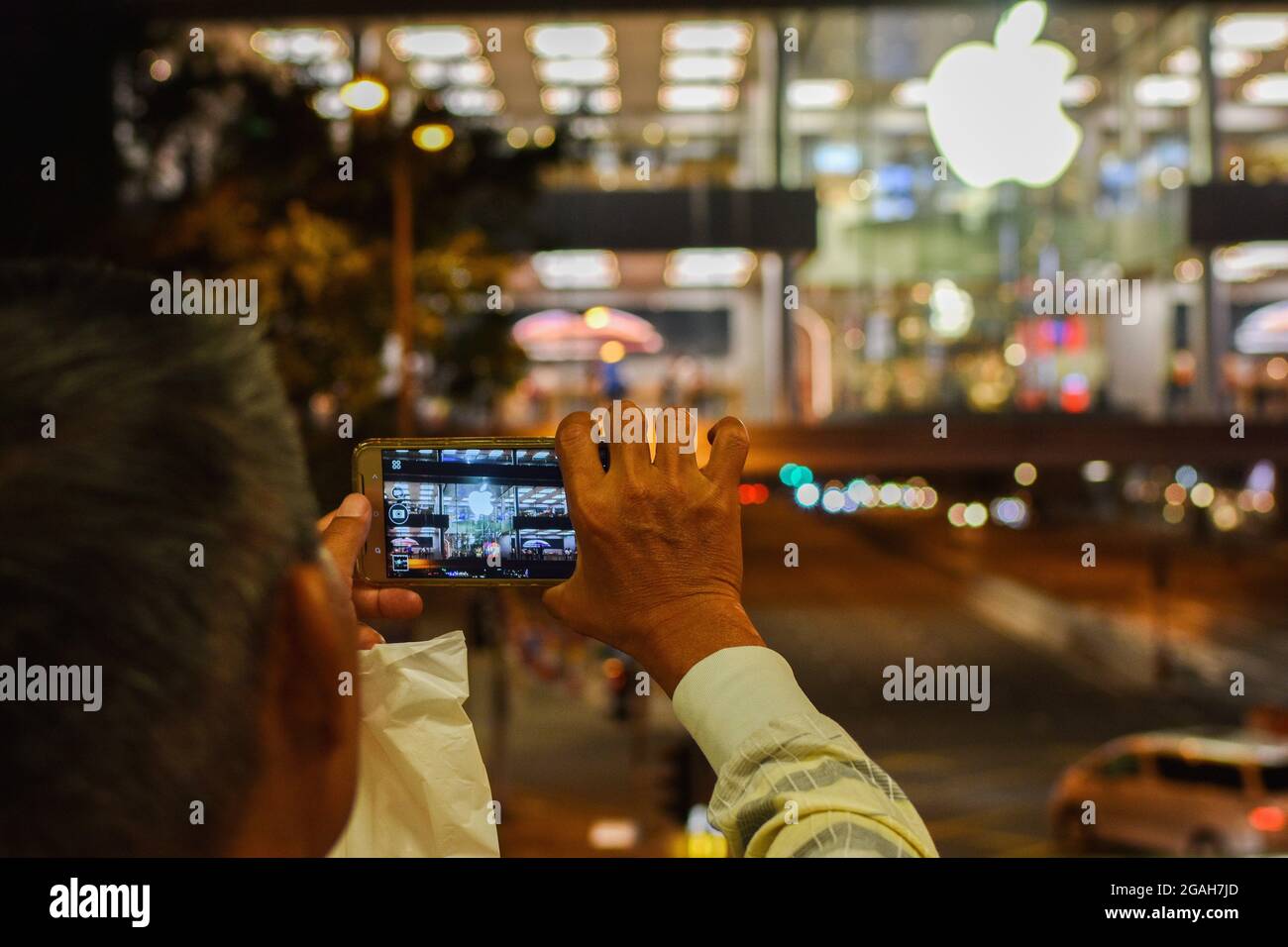 Hong Kong, China. 31st Oct, 2018. A traveler seen taking photos of an Apple shop in IFC Mall in Hong Kong. (Photo by Andriy Andriyenko/SOPA Images/Sipa USA) Credit: Sipa USA/Alamy Live News Stock Photo