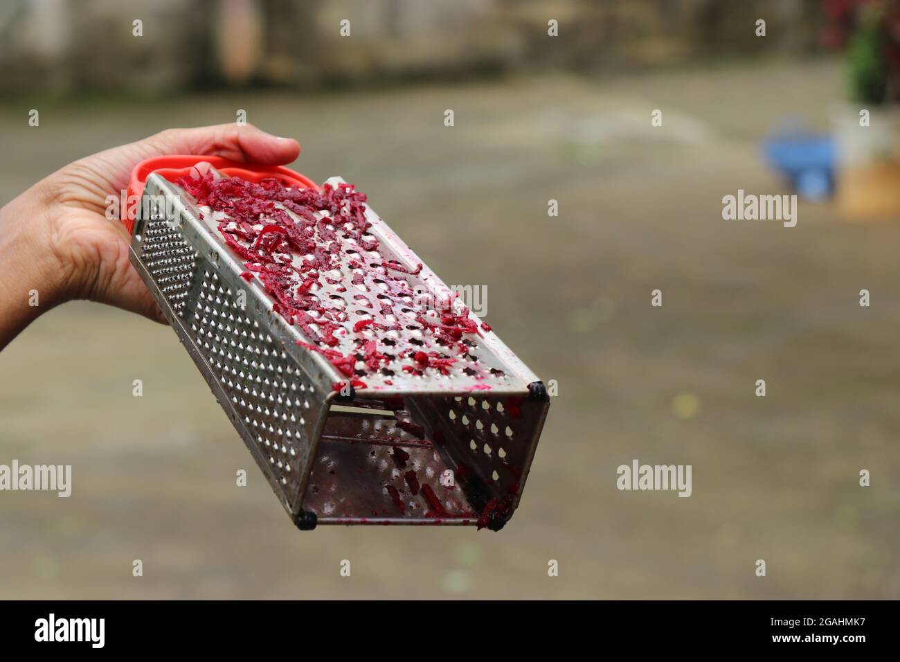 https://c8.alamy.com/comp/2GAHMK7/stainless-steel-grater-with-pieces-of-red-beetroot-held-in-hand-grater-for-vegetable-shredding-2GAHMK7.jpg