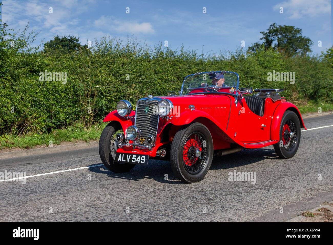 1935 30s pre-war Singer 972cc petrol en-route to Capesthorne Hall classic July car show, Cheshire, UK Stock Photo