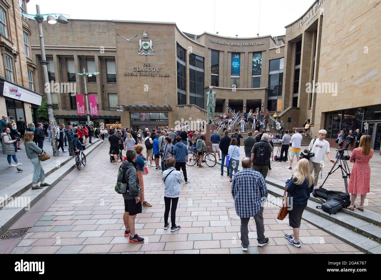 Glasgow, Scotland, UK. 30 July 2021.  PICTURED:  People speaking about their experiences of steps of Buchanan Street. Drug deaths in Scotland have increased to a new record peak for the seventh year in a row, according to “horrifying and heartbreaking” figures published today.  The “shocking” news that 1,339 people died from drugs in 2020 means that Scotland’s drug death rate remains by far the worst in Europe.  Credit: Colin Fisher Stock Photo