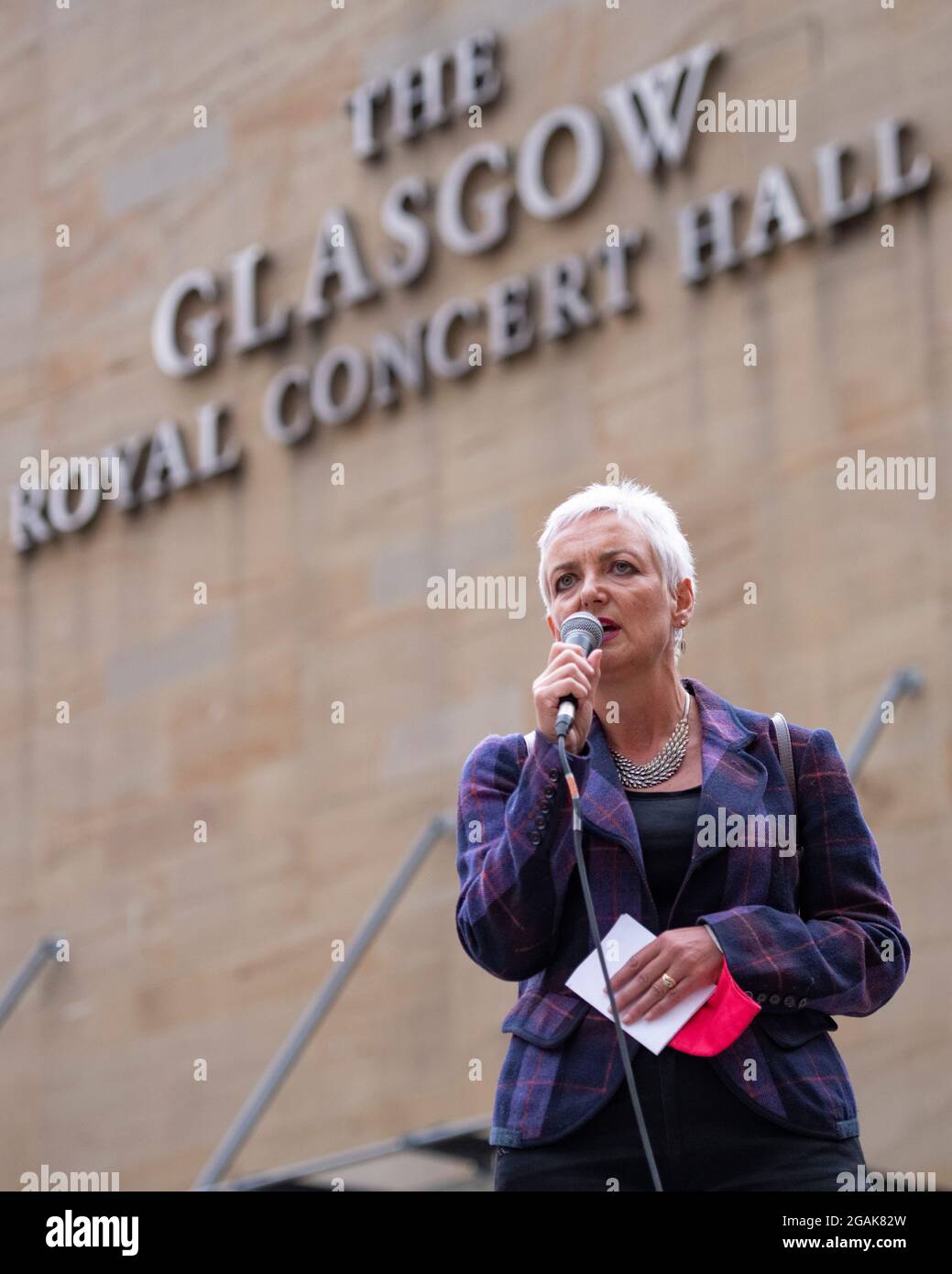 Glasgow, Scotland, UK. 30 July 2021.  PICTURED:  People speaking about their experiences of steps of Buchanan Street. Drug deaths in Scotland have increased to a new record peak for the seventh year in a row, according to “horrifying and heartbreaking” figures published today.  The “shocking” news that 1,339 people died from drugs in 2020 means that Scotland’s drug death rate remains by far the worst in Europe.  Credit: Colin Fisher Stock Photo