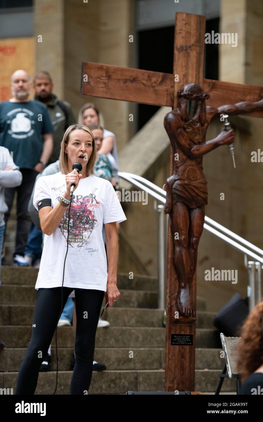 Glasgow, Scotland, UK. 30 July 2021.  PICTURED:  People speaking about their experiences of steps of Buchanan Street. Drug deaths in Scotland have increased to a new record peak for the seventh year in a row, according to “horrifying and heartbreaking” figures published today.  The “shocking” news that 1,339 people died from drugs in 2020 means that Scotland’s drug death rate remains by far the worst in Europe.  Credit: Colin Fisher Stock Photo