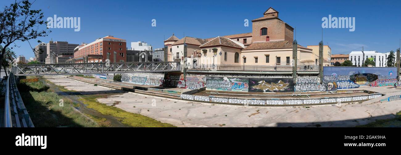 ausgetrocknetes Flussbett von Guadalmedina,  Iglesia de Santo Domingo de Guzman,  Puente de los Alemanes, Malaga, Costa del Sol, Provinz Malaga, Andal Stock Photo