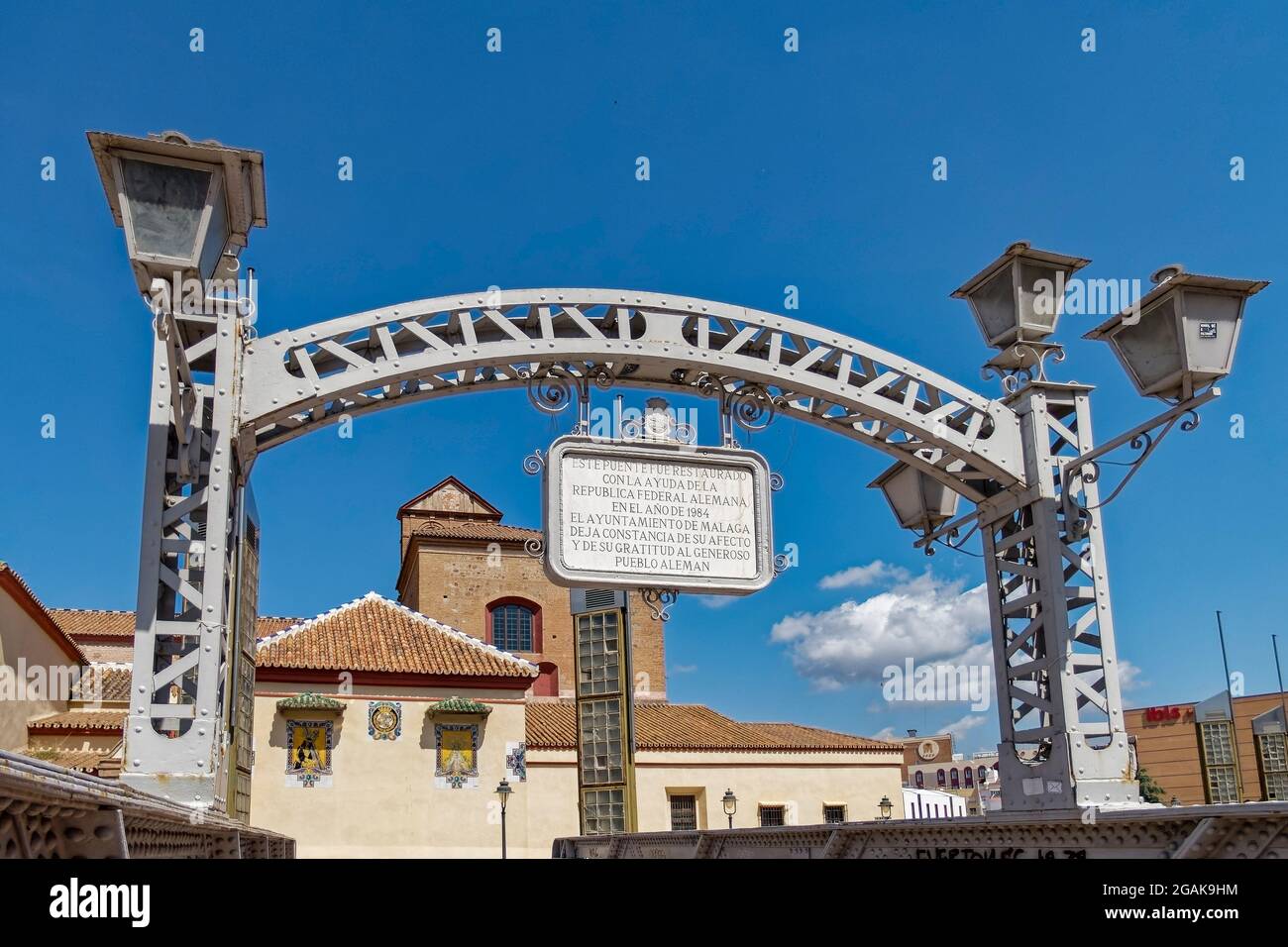 Puente de los Alemanes, am Fluss Guadalmedina,  Iglesia de Santo Domingo de Guzman,  Malaga, Costa del Sol, Provinz Malaga, Andalusien, Spanien, Europ Stock Photo