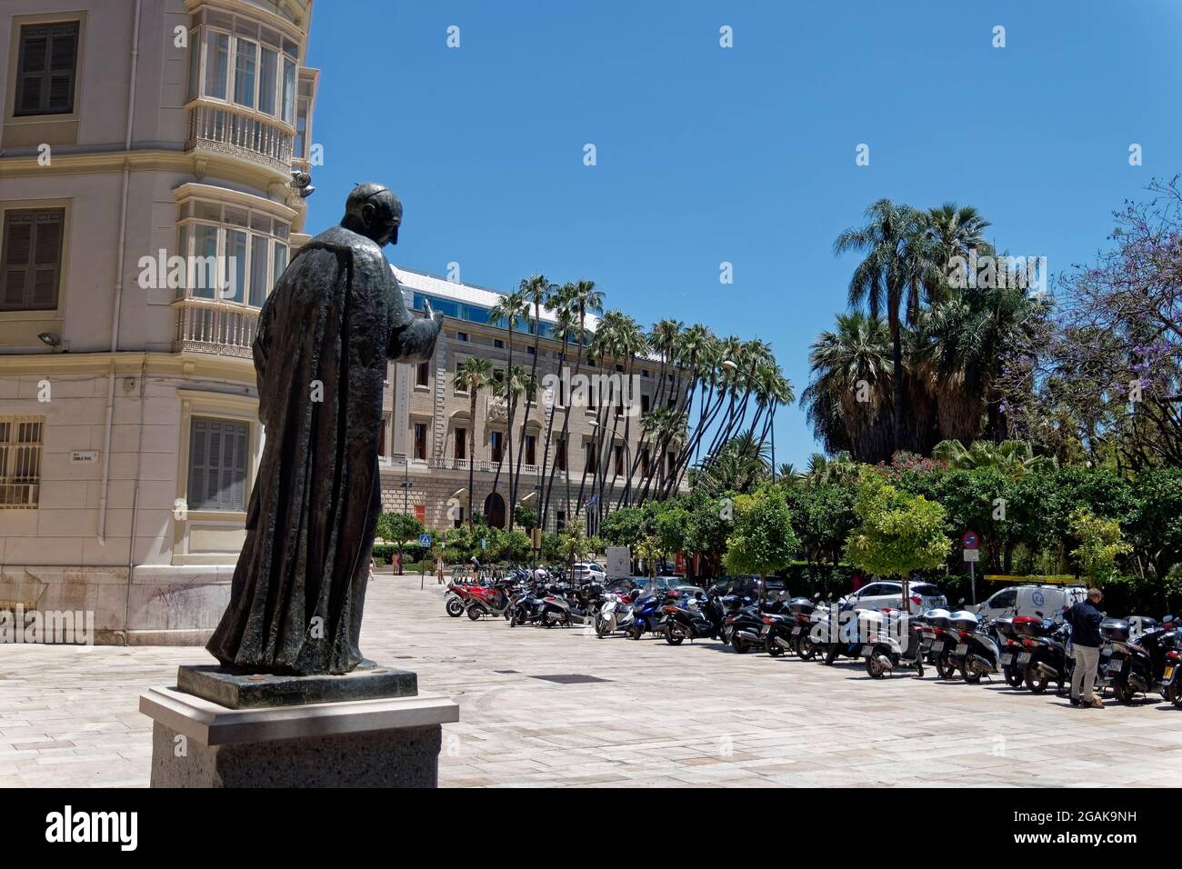Denkmal von Cardinal Herrera Oria bei der Kathedrale von Malaga, Costa del Sol, Provinz Malaga, Andalusien, Spanien, Europa, Stock Photo