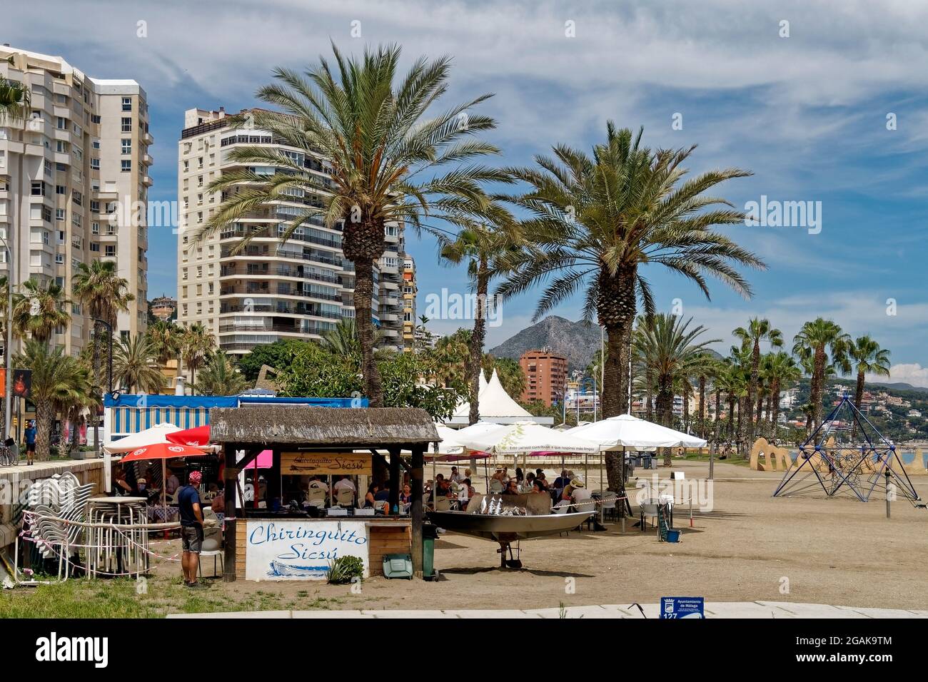 Sandstrand Malaga, Playa de la Malagueta, Chiringuito Sicsu, Beach Bar,  Palmen, Costa del Sol, Provinz Malaga, Andalusien, Spanien, Europa, Stock Photo